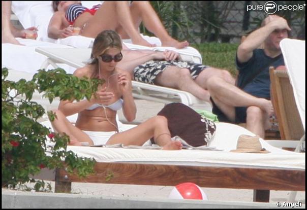 Jennifer Aniston bronze à Miami