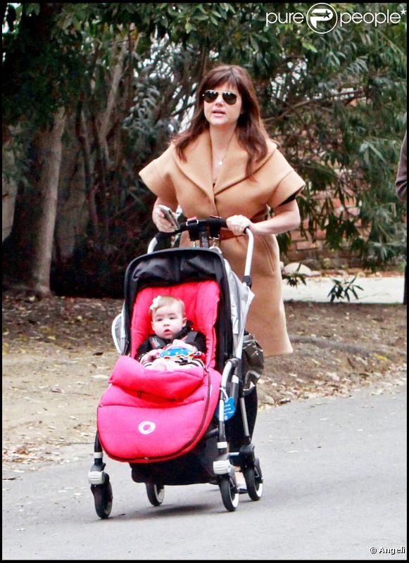 Tiffani Thiessen, sa petite Harper et une amie se promènent dans les rues de Los Angeles. Janvier 2011