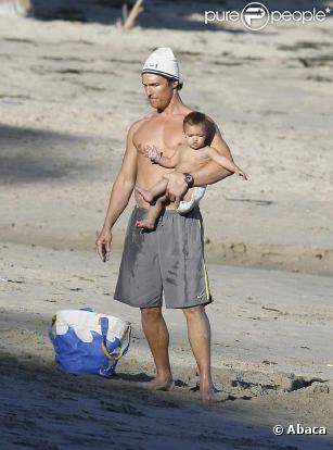 Matthew McConauguey avec Vida et Levi, sur une plage de Los Angeles. 23 janvier 2011