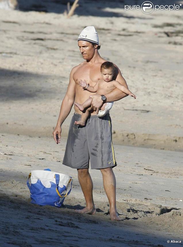 Matthew McConauguey avec Vida et Levi, sur une plage de Los Angeles. 23 janvier 2011