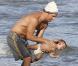 Matthew McConauguey avec Vida et Levi, sur une plage de Los Angeles. 23 janvier 2011