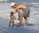 Matthew McConauguey avec Vida et Levi, sur une plage de Los Angeles. 23 janvier 2011