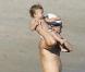 Matthew McConauguey avec Vida et Levi, sur une plage de Los Angeles. 23 janvier 2011