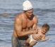 Matthew McConauguey avec Vida et Levi, sur une plage de Los Angeles. 23 janvier 2011