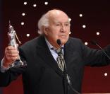 Le grand Michel Piccoli reçoit un prix en hommage à sa carrière, lors des German Entertainement Diva Awards, à Munich, le 25 janvier 2011.
