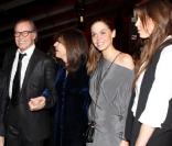 Michel Leeb s\'est rendu aux Invalides (Paris), pour le Festival Automobile International, vendredi 28 janvier, en compagnie de Framboise Holtz et de sesfilles Elsa et Fanny. Ils y ont croisé Alain Prost et Rémi Depoix.