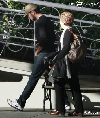 Eduardo Cruz et sa mère Encarna vont déjeuner à Los Angeles, après avoir vu l'enfant de Penélope Cruz et Javier Bardem, le 1er février 2011