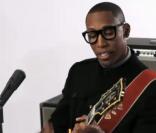 Raphael Saadiq dans le clip  Radio , janvier 2011