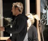 Jessica Simpson sort dans un restaurant de Westwood avec Eric Johnson, son fiancé, vendredi 4 février.