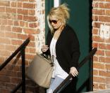 Jessica Simpson sort dans un restaurant de Westwood avec Eric Johnson, son fiancé, vendredi 4 février.