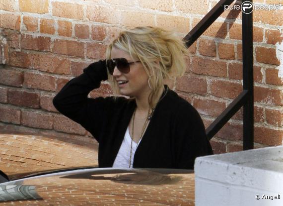 Jessica Simpson sort dans un restaurant de Westwood avec Eric Johnson, son fiancé, vendredi 4 février.