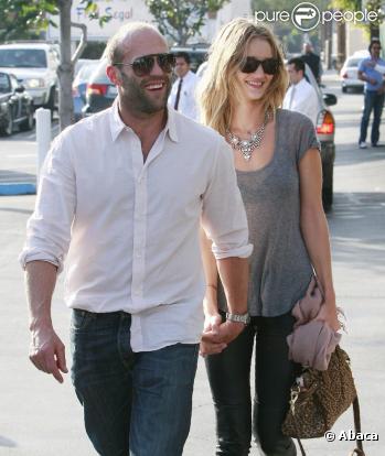 Jason Statham et Rosie Huntington-Whiteley : promenade en amoureux à Beverly Hills le 5 février 2011