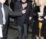 Alain Delon et sa fille Anouchka à la générale de la pièce Une Journée Ordinaire au Théâtre des Bouffes Parisiens, le 7 février 2011