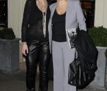 Muriel Robin et sa compagne Anne Le Nen à la générale de la pièce Une Journée Ordinaire au Théâtre des Bouffes Parisiens, le 7 février 2011