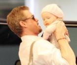 Eric Dane et Rebecca Gayheart vont au restaurant à Beverly Hills avec leur fille Billie le 5 février 2011