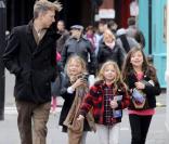 Lila Moss accompagnée de son papa Jefferson Hack et de ses amies, est allée à une fête d'anniversaire le 6 février 2011 à Londres  