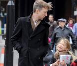 Lila Moss accompagnée de son papa Jefferson Hack et de ses amies, est allée à une fête d'anniversaire le 6 février 2011 à Londres  