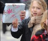 Lila Moss accompagnée de son papa Jefferson Hack et de ses amies, est allée à une fête d'anniversaire le 6 février 2011 à Londres  