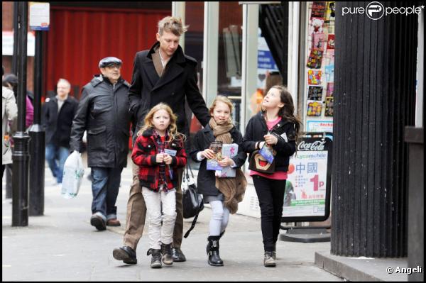 Lila Moss accompagnée de son papa Jefferson Hack et de ses amies, est allée à une fête d'anniversaire le 6 février 2011 à Londres  