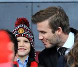 David Beckham au stade Old Trafford à Manchester avec son fils Romeo. Le 12 février 2011