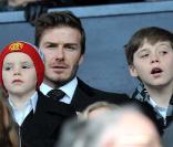 David Beckham au stade Old Trafford à Manchester avec ses fils Brooklyn et Cruz. Le 12 février 2011