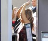 Fergie, à l'aéroport LAX de Los Angeles, procède aux contrôles de sécurité avant d'embarquer à bord d'un vol pour New York, samedi 12 février 2011.