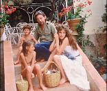 Serge Gainsbourg et Jane Birkin, avec Charlotte Gainsbourg et Kate Barry en 1977 à Saint-Tropez 