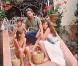 Serge Gainsbourg et Jane Birkin, avec Charlotte Gainsbourg et Kate Barry en 1977 à Saint-Tropez