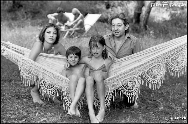 Serge Gainsbourg et Jane Birkin : pose détente à Saint-Tropez avec Kate (Barry) et Charlotte (Gainsbourg) en 1977