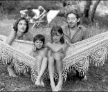 Serge Gainsbourg et Jane Birkin : pose détente à Saint-Tropez avec Kate (Barry) et Charlotte (Gainsbourg) en 1977 