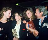 Serge Gainsbourg, Jane Birkin et Kate Barry félicitant Charlotte Gainsbourg aux César en 1986 