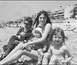 Serge Gainsbourg et Jane Birkin avec Kate (Barry) et Charlotte (Gainsbourg) en 1972 à Nice<br />