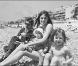 Serge Gainsbourg et Jane Birkin avec Kate (Barry) et Charlotte (Gainsbourg) en 1972 à Nice