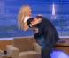 Adriana Karembeu offre une danse sexy à Arthur, lundi 21 février, sur le plateau de Ce soir avec Arthur , sur Comédie !