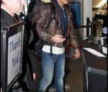 Zac Efron à l'aéroport de Los Angeles le 21 février 2011