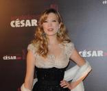 Léa Seydoux portait une robe bustier à sequins Elie Saab. 