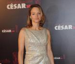 Jodie Foster lumineuse dans une robe nacrée et des bijoux Cartier à la cérémonie des César, le 25 février 2011.  