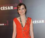Isabelle Carré a choisi une robe rouge corail Escada lors de la cérémonie des César le 25 février 2011.