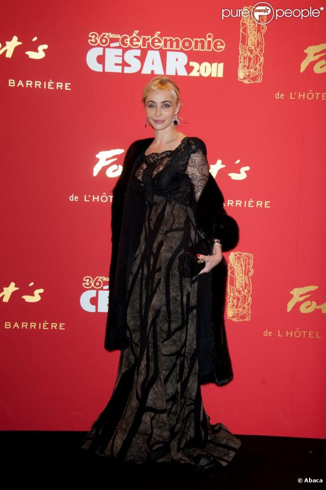 Emmanuelle Béart portait une robe Elie Saab lors de la cérémonie des César le 25 février 2011.