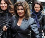Tina Turner, avec son compagnon Erwin Bach, était en visite à la boutique Armani de Milan le 26 février 2011, prise en charge par la pro Roberta Armani, nièce du couturier.
