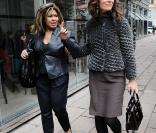 Tina Turner, avec son compagnon Erwin Bach, était en visite à la boutique Armani de Milan le 26 février 2011, prise en charge par la pro Roberta Armani, nièce du couturier.