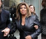Tina Turner, avec son compagnon Erwin Bach, était en visite à la boutique Armani de Milan le 26 février 2011, prise en charge par la pro Roberta Armani, nièce du couturier.