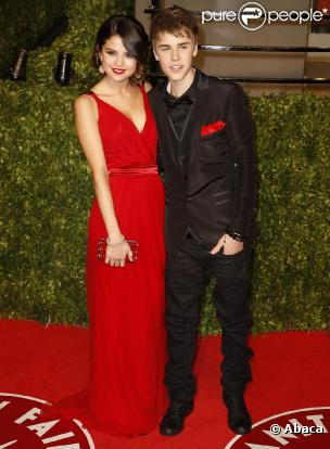 Justin Bieber et Selena Gomez officialisent leur amour à la soirée Vanity Fair des Oscars, le 27 février 2011, à Los Angeles