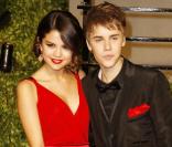 Justin Bieber et Selena Gomez officialisent leur amour à la soirée Vanity Fair des Oscars, le 27 février 2011, à Los Angeles