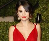 Selena Gomez officialise son amour à la soirée Vanity Fair des Oscars, le 27 février 2011, à Los Angeles