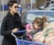 Nahla et sa maman Halle Berry lors d'une virée shopping au supermarché le 28 février 2011