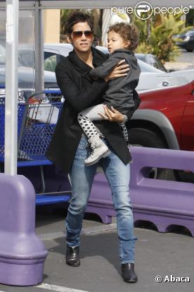 Nahla et sa maman Halle Berry lors d'une virée shopping au supermarché le 28 février 2011