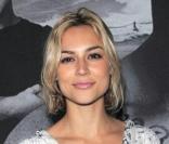 Ci-dessus, Samaire Armstrong.  