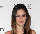 Elegante sur tapis rouge, Rachel Bilson a du mal à percer à la télé.  