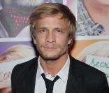 Claude François voit sa vie être portée à l'écran et Jérémie Renier incarnera la star.